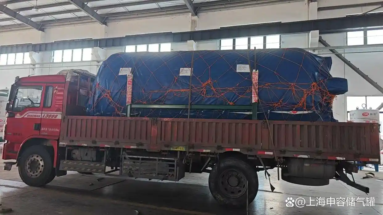 上海申容集团 25/13 型储气罐整装发运，出口厄瓜多尔