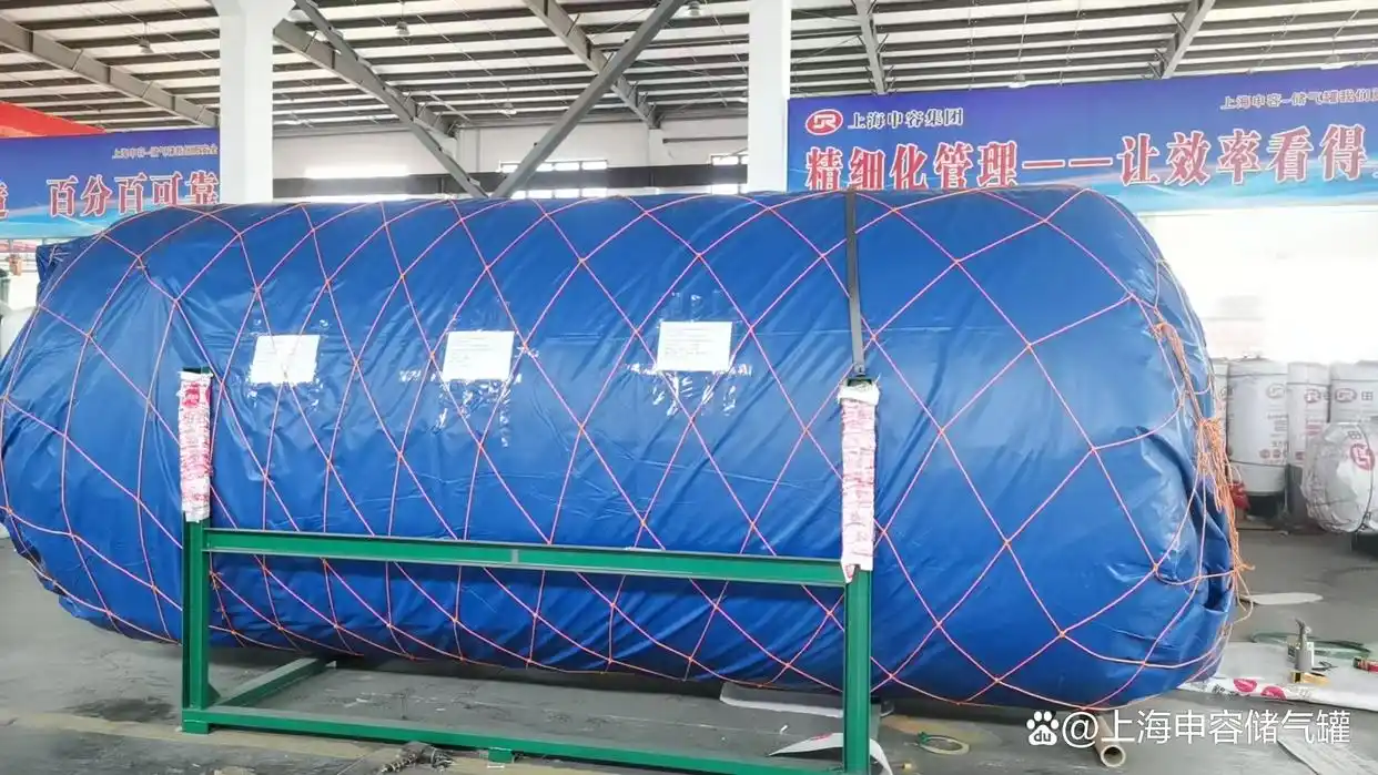 上海申容集团 25/13 型储气罐整装发运，出口厄瓜多尔
